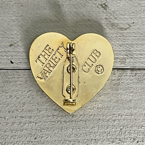 THE VARIETY CLUB Vintage Gold Tone Signed 50th Anniversary Heart Collector’s Pin - Picture 4 of 5